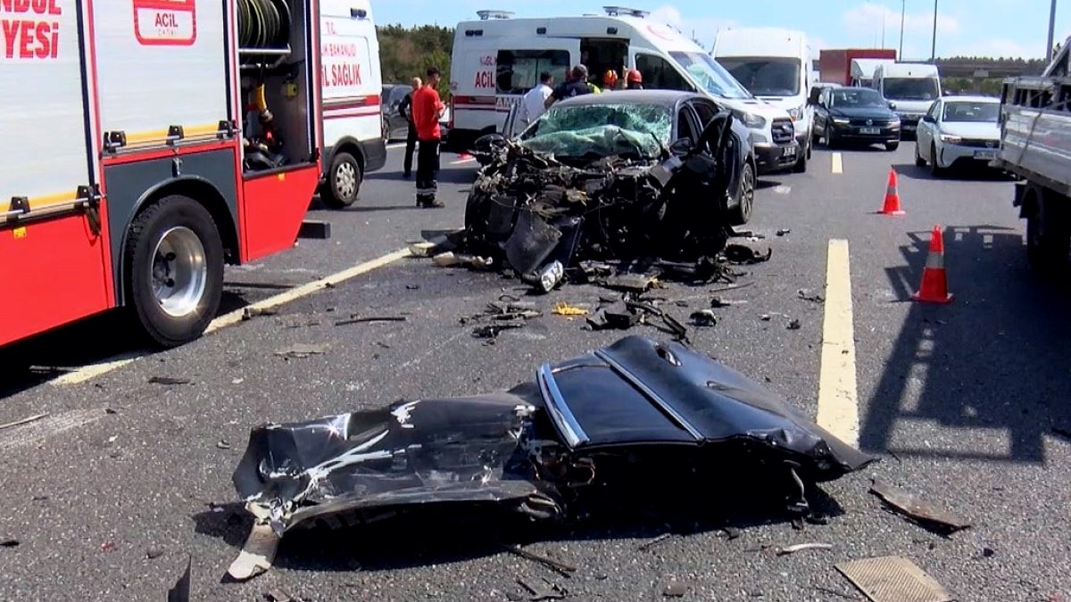Beykoz'da Trafik Kazası: Otomobil Kamyonete Arkadan Çarptı, 2 Yaralı