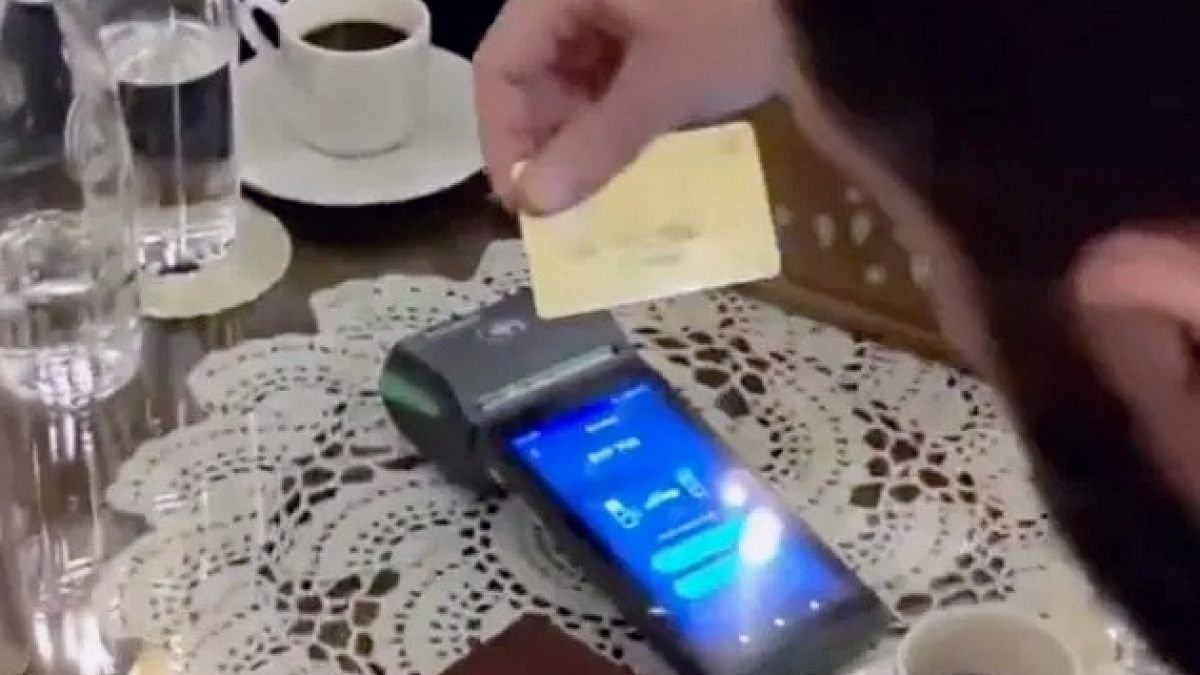 Suriye'de Finansal İzolasyon Sona Eriyor: Devlet Başkanı Kartla Ödeme Yaptı