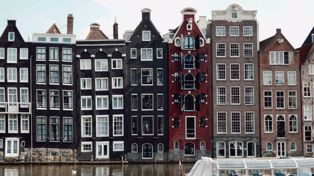 Amsterdam'ın Eğik Binaları: Tarihsel Bir Mimari Mucizesi