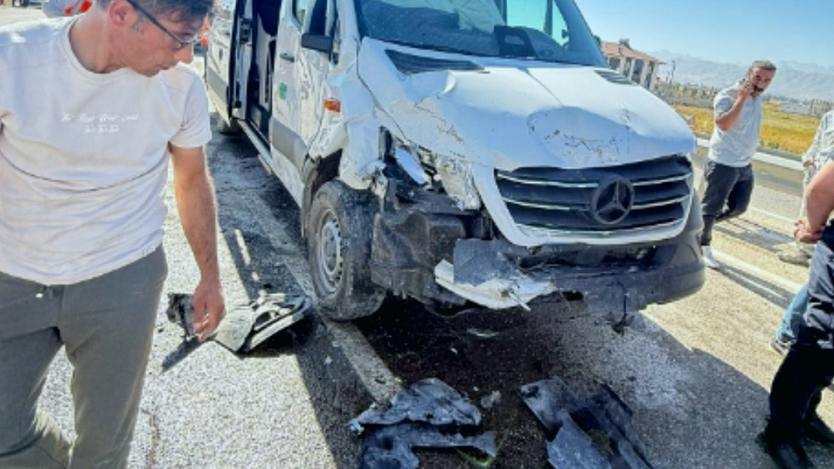 Yüksekova'da Trafik Faciası: Minibüs ve Kamyonet Çarpıştı, 10 Yaralı