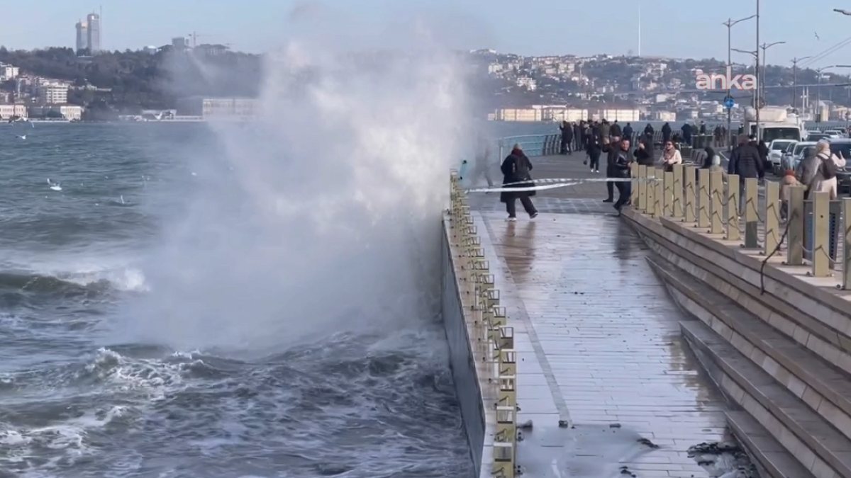 İstanbul'da Cuma Günü Fırtına ve Yağmur Bekleniyor
