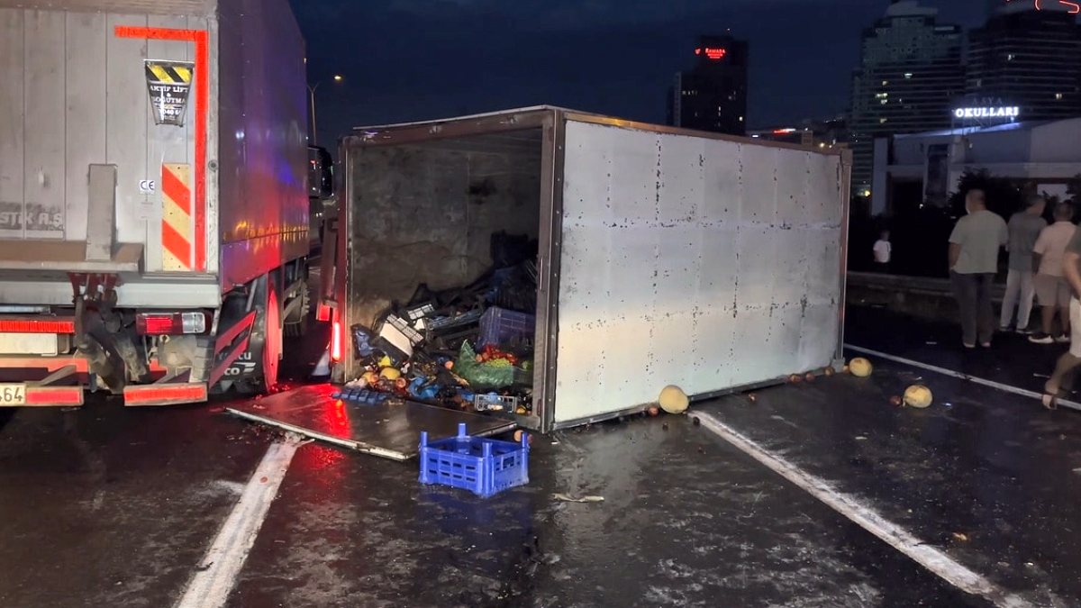 İstanbul'da Zincirleme Kaza: 11 Araç Birbirine Girdi, Yaralılar Var