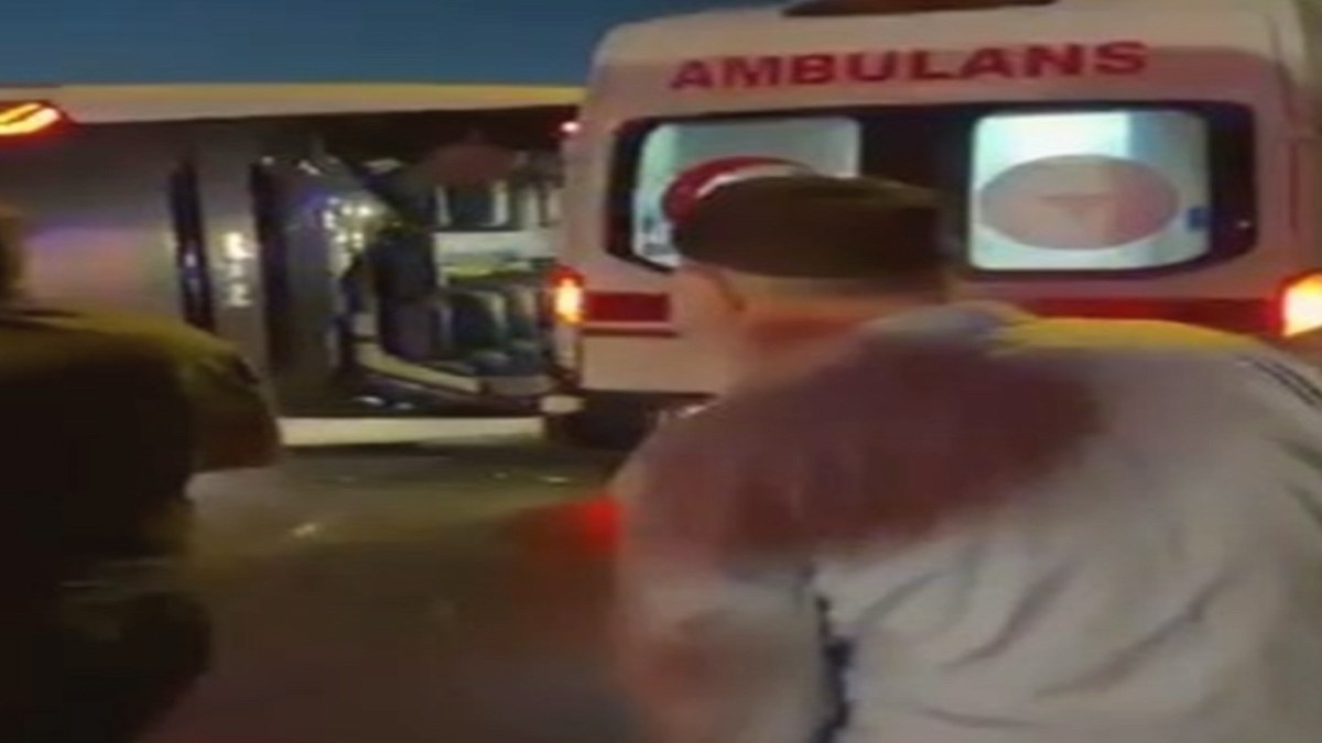 Büyükçekmece'de Servis Otobüsü Devrildi: 18 Kişi Yaralandı