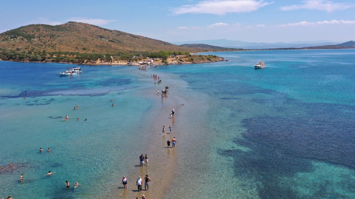 Ayvalık'ta Eşsiz Bir Deneyim: Denizin İçinden Yürüyerek Adalar Arası Geçiş
