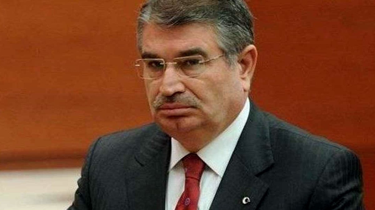 Eski İçişleri Bakanı İdris Naim Şahin'in Adı Suç Örgütü Soruşturmasında Geçti