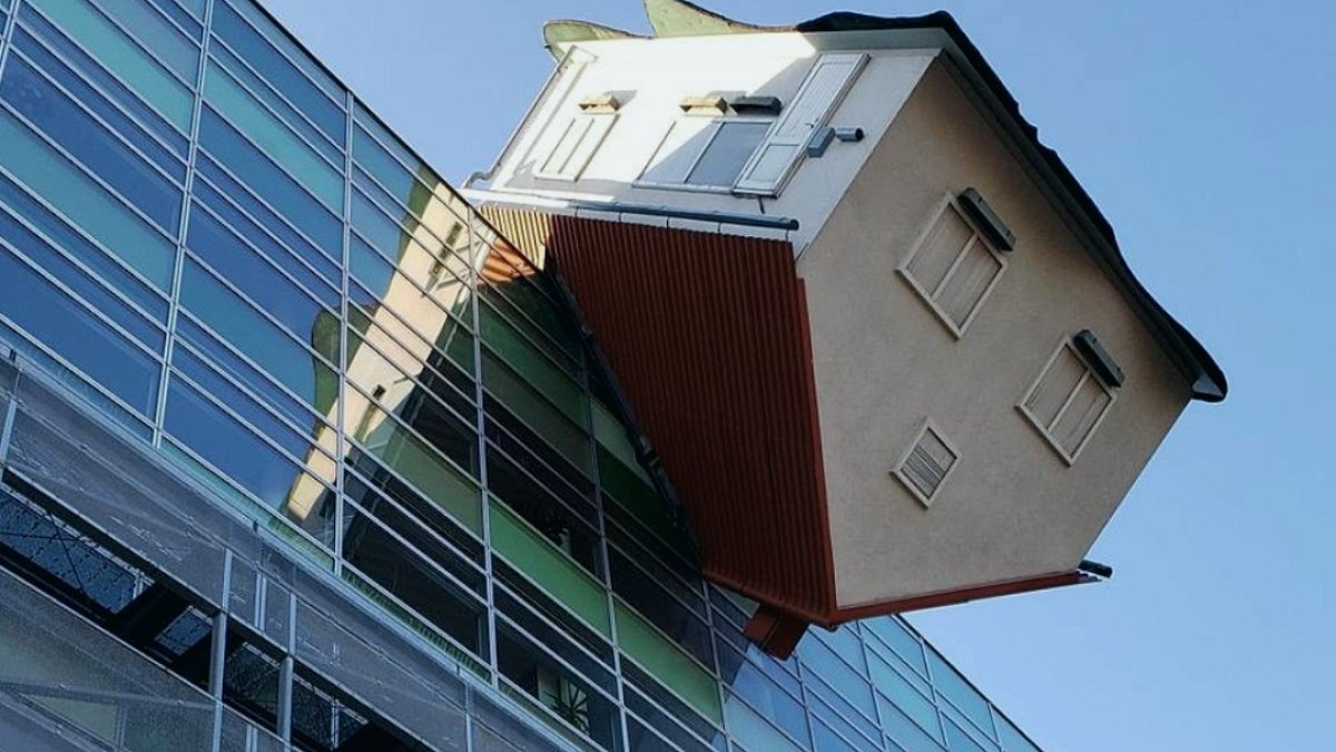 Bratislava'da Görülen Ters Ev: Kaza mı, Sanat mı?