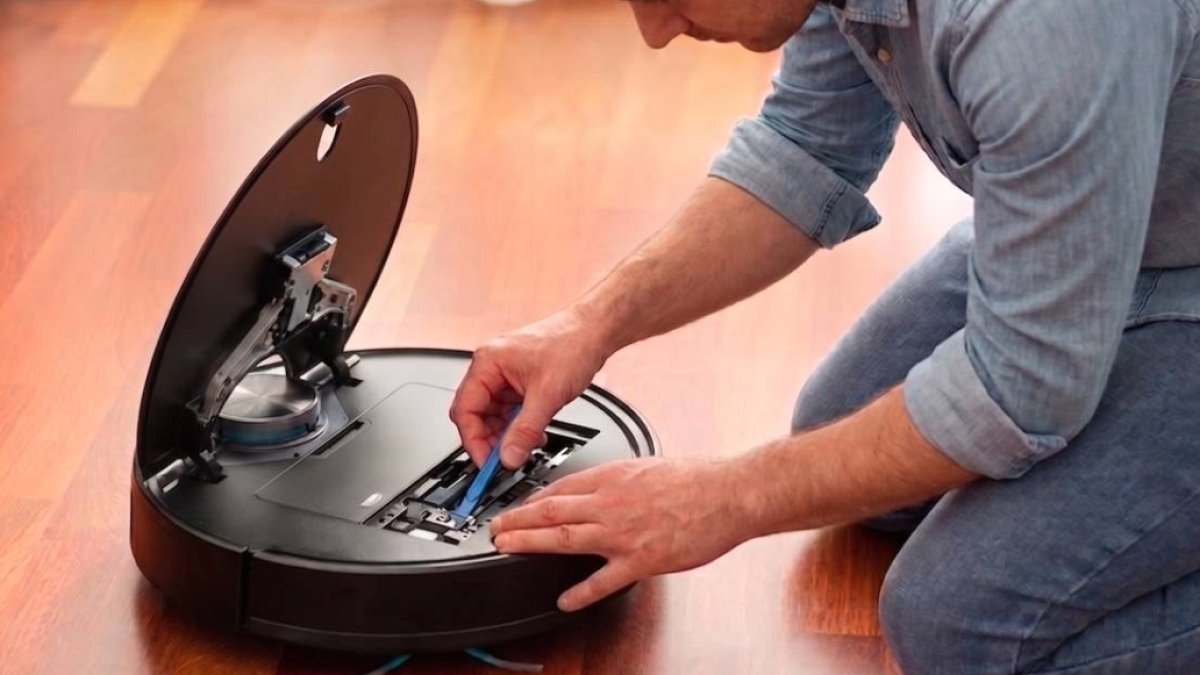 Robot Süpürge Kamerasıyla Eşinin Aldatmasını Kaydeden Adam Hapse Girdi