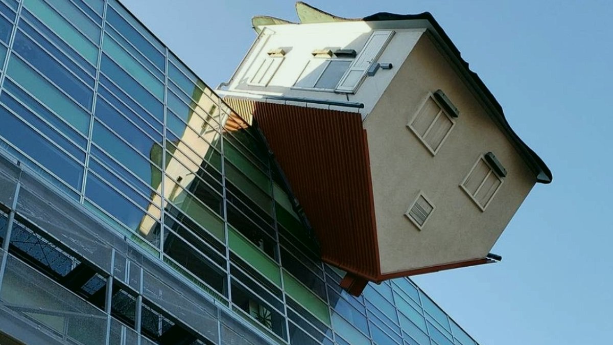 Bratislava'da Ters Ev: Şirket Binasına Çakılmış Gibi Duran Sanat Eseri