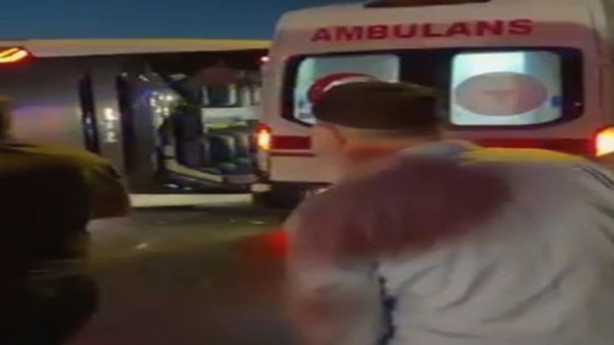 Büyükçekmece'de Servis Otobüsü Devrildi: 18 Kişi Yaralandı
