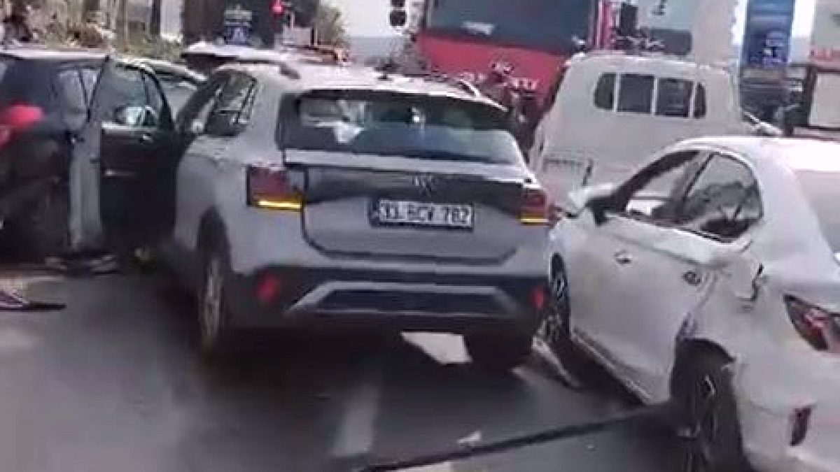 Mersin'de Korkunç Zincirleme Kaza: 7 Araç Birbirine Girdi, 3 Yaralı