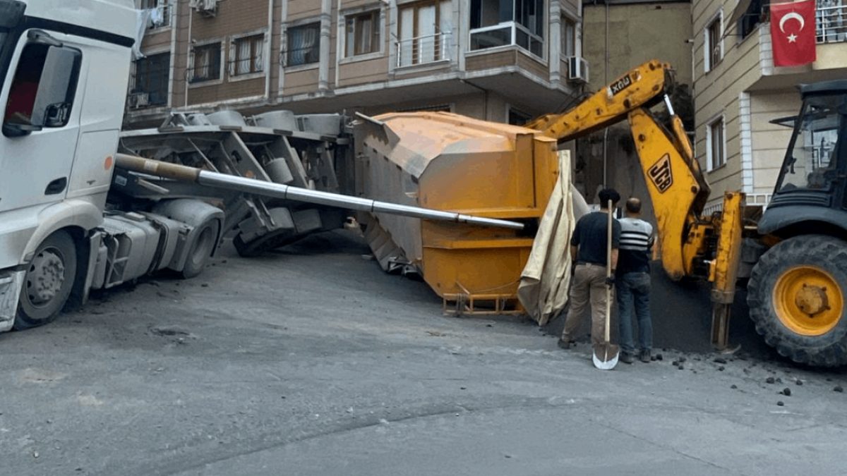 Çağlayan'da Hafriyat Kamyonunun Damperi Devrildi, Bir Otomobil Kum Altında Kaldı