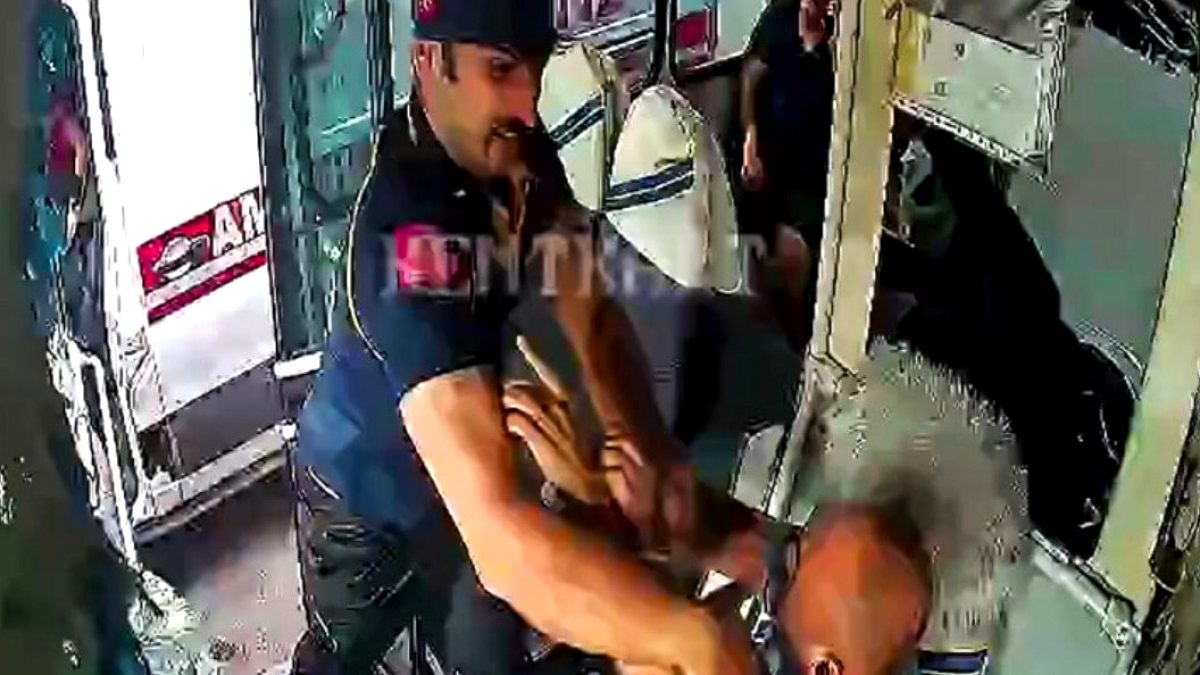 Adana'da Yol Verme Tartışması Kanlı Bitti: Otobüs Şoförü ile Ambulans Şoförü Kavga Etti