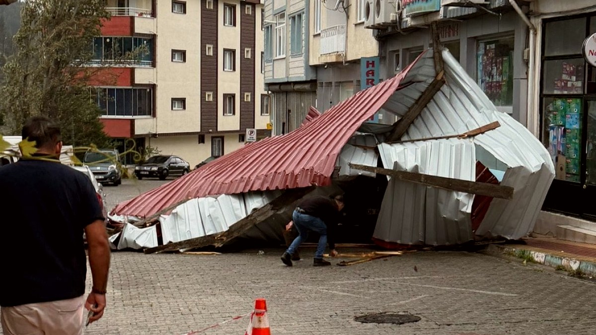 Artvin'de Şiddetli Fırtına ve Yağış Hayatı Felç Etti
