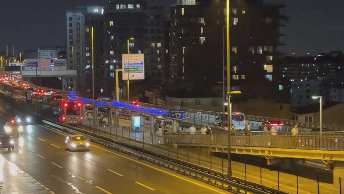 Kağıthane'de Hareket Halindeki Metrobüs Alevlere Teslim Oldu