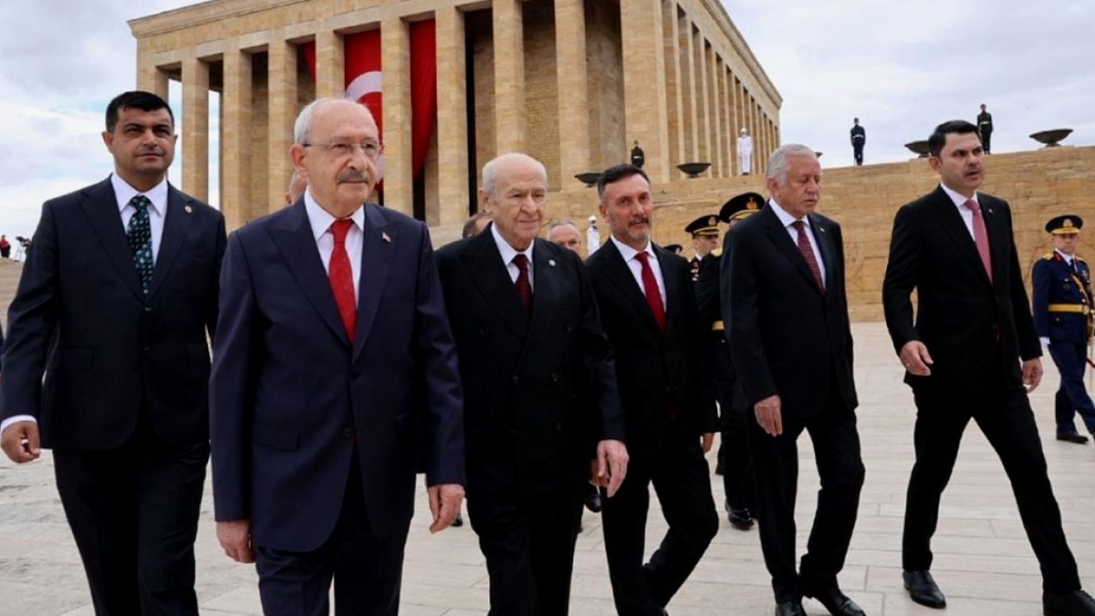 Kılıçdaroğlu Anıtkabir'de Bahçeli ile Yürüyerek Mesaj Verdi