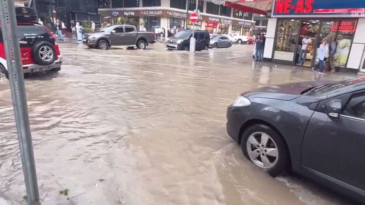 Rize'de Şiddetli Yağış Hayatı Felç Etti: Valilikten Önemli Uyarı