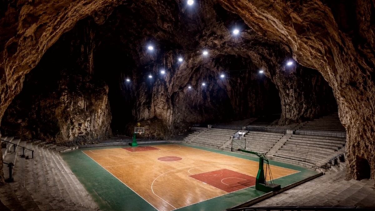 Çin'de Doğal Bir Mağara, Eşsiz Bir Basketbol Sahasına Dönüştürüldü