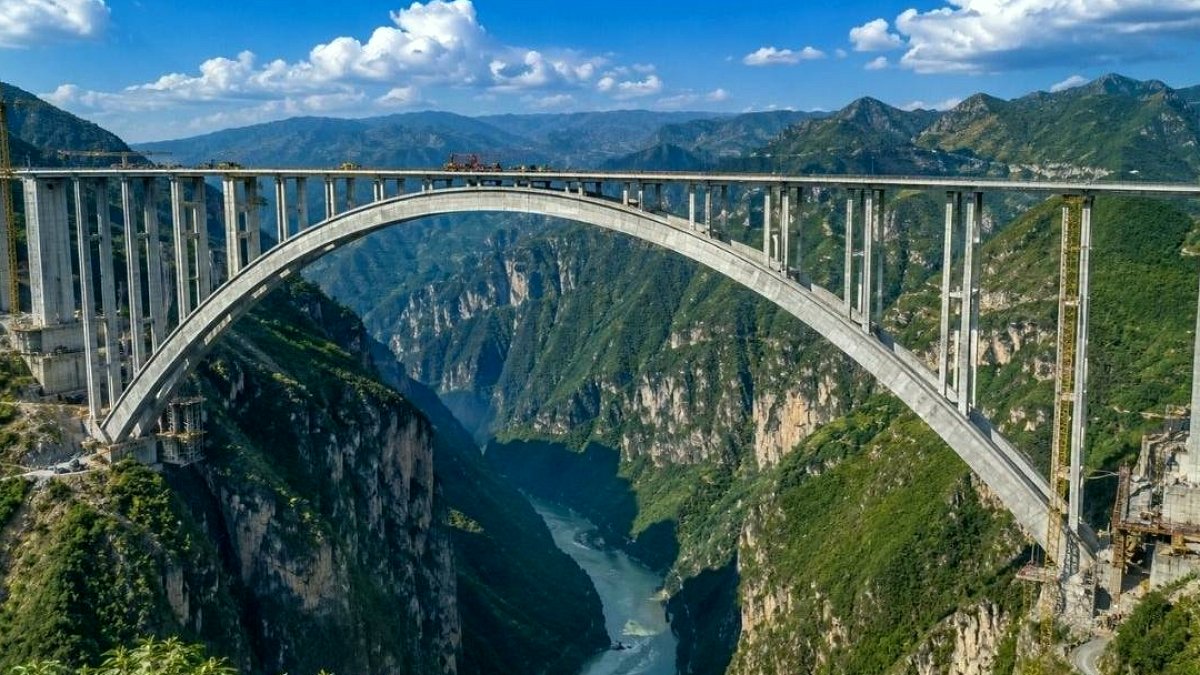 Çin'den Mühendislik Harikası: 600 Metrelik Kemer Köprü ile Dünya Rekoru