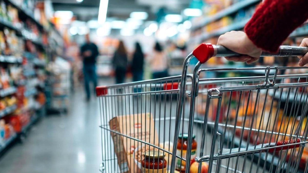 Zincir Market Domateslerinde Yasaklı ve Ruhsatsız Kimyasallar Tespit Edildi