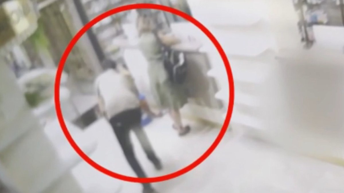 Eczacıdan Müşteriye Taciz: Eşinin Gözleri Önünde Skandal Görüntüler