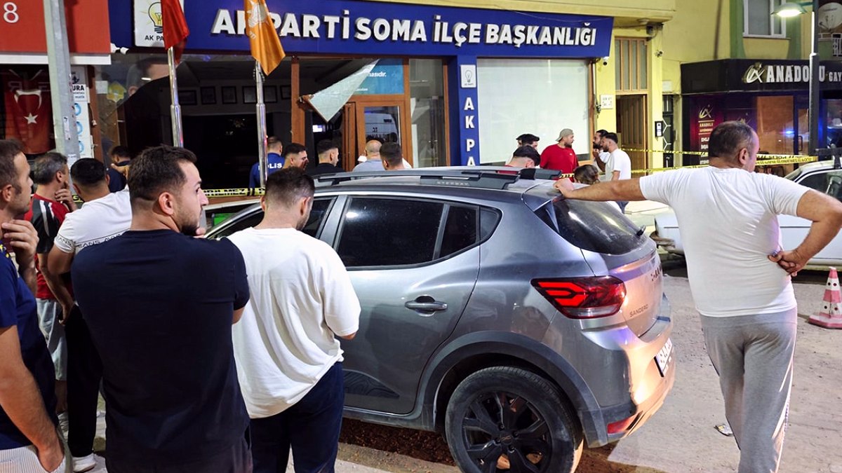 AK Parti Soma İlçe Başkanlığı'na Freni Boşalan Araç Daldı