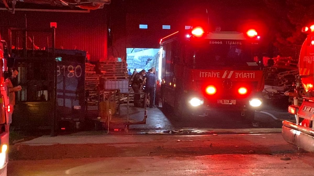 Bursa'da Tekstil Fabrikasında Gece Yarısı Yangını: Maddi Hasar Oluştu