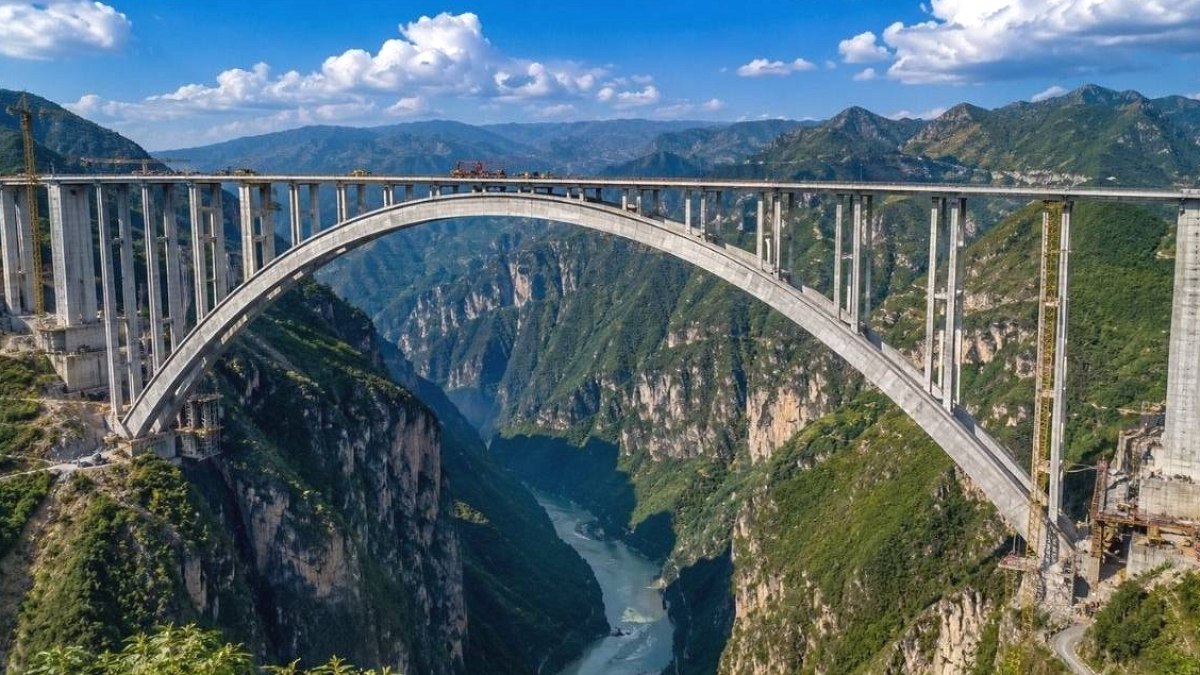 Çin'den Dev Mühendislik Hamlesi: Beton Kemer Köprüde Dünya Rekoru