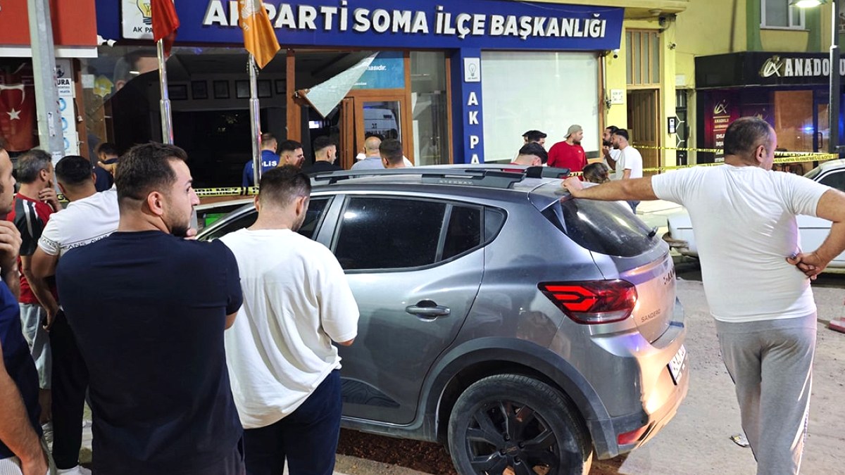 AK Parti Soma İlçe Başkanlığı'na Freni Boşalan Araç Daldı