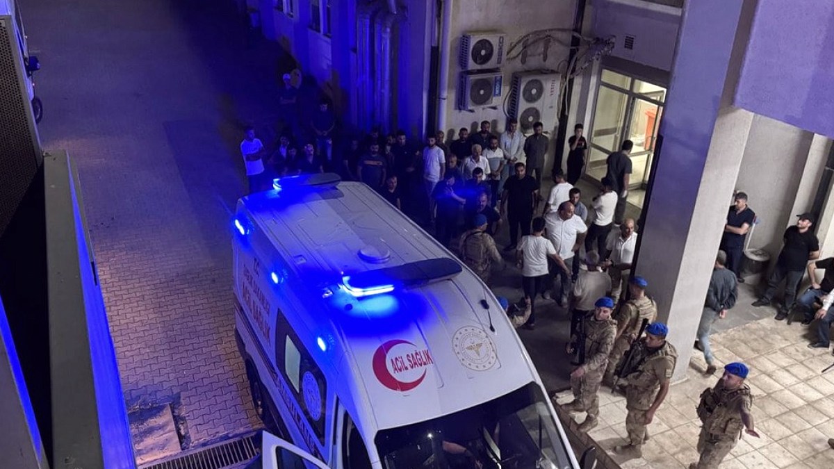 Siirt'te Korkunç Kaza: Karşıdan Karşıya Geçen İki Gence Otomobil Çarptı