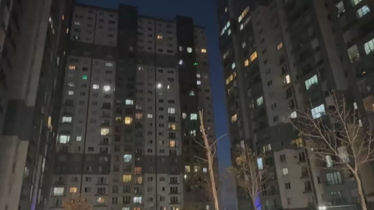 İstanbul'da Yükselen Alevler 28 Katlı Binaları Tehdit Etti