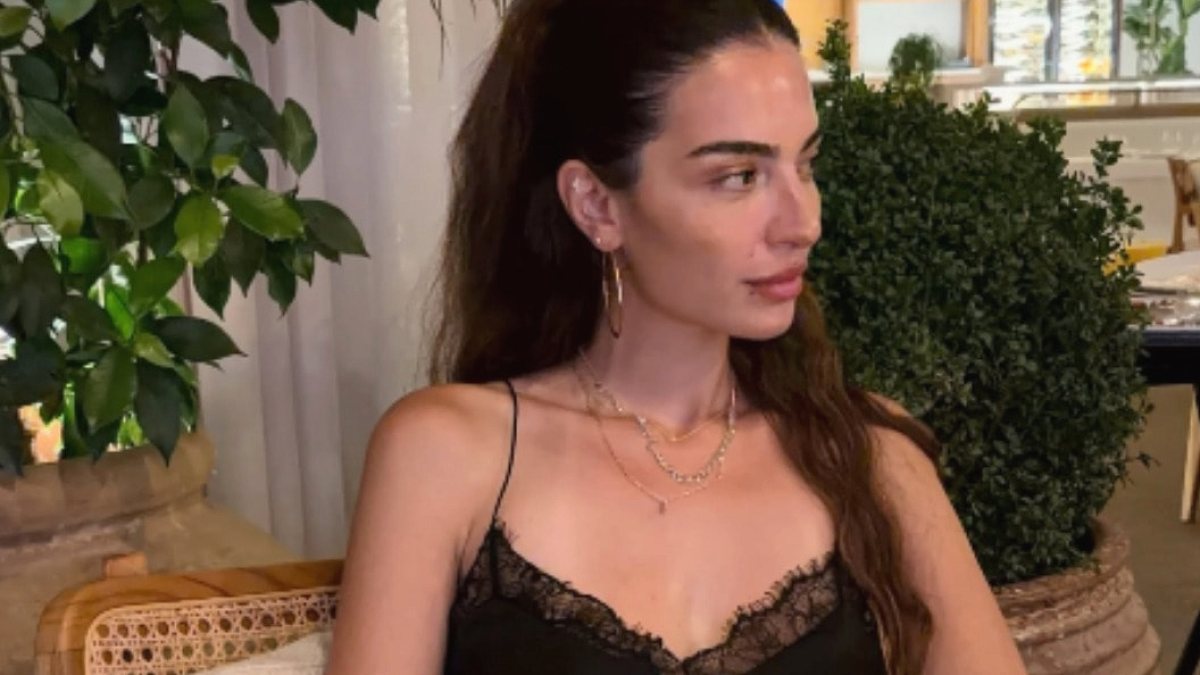 Melisa Aslı Pamuk'un Stil Sahnesi: Lüks Aksesuarlar ve Otomobilin Göz Kamaştıran Değeri