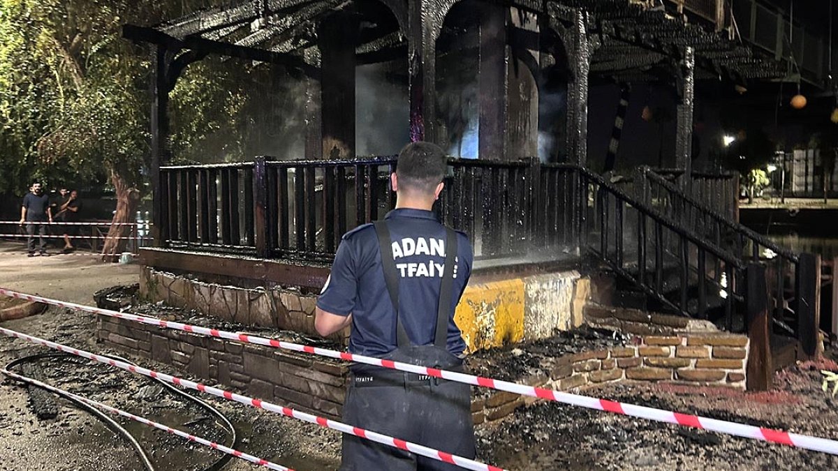 Adana'da Seyhan Nehri Üzerindeki Yaya Köprüsünde Yangın Paniği