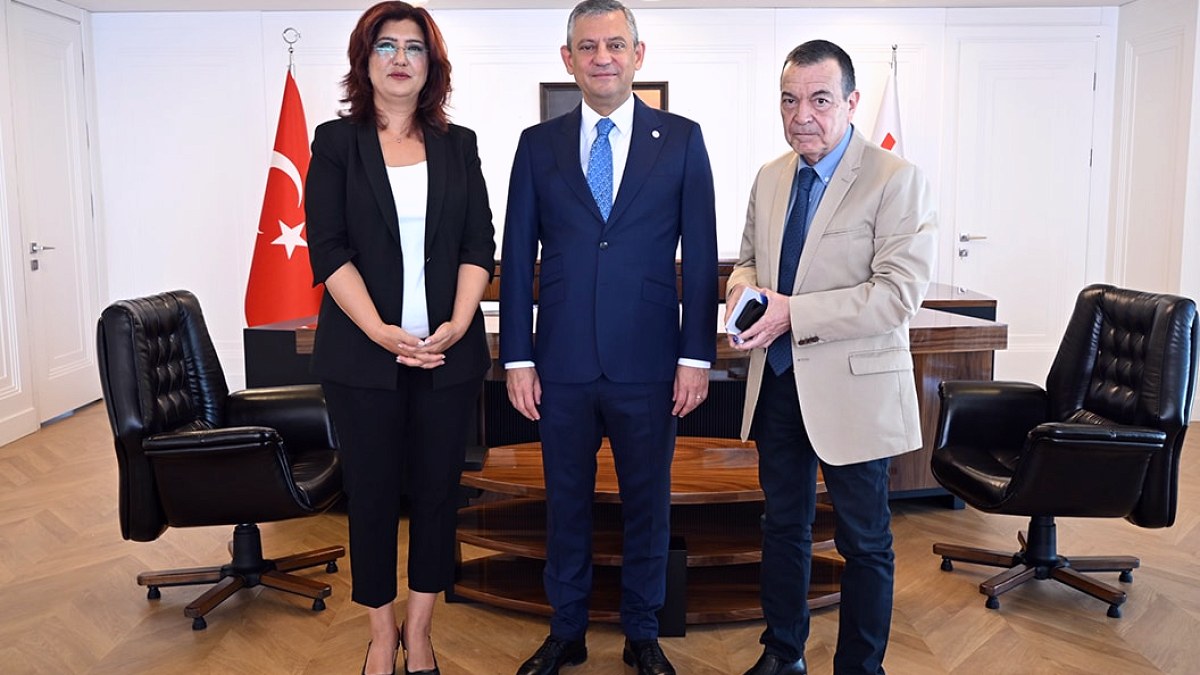 Özgür Özel'den Kritik Analiz: Türkiye Batıyor mu, Orkestra Neden Daha Yüksek Çalıyor?