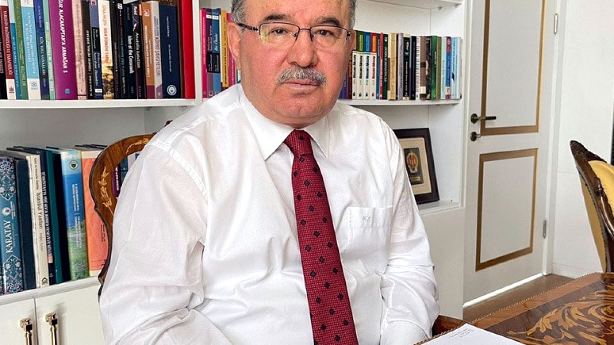 Eski Bakan Çelik'ten Davutoğlu Soruşturmasına Sert Tepki: Siyasi Eleştiri Farklıdır