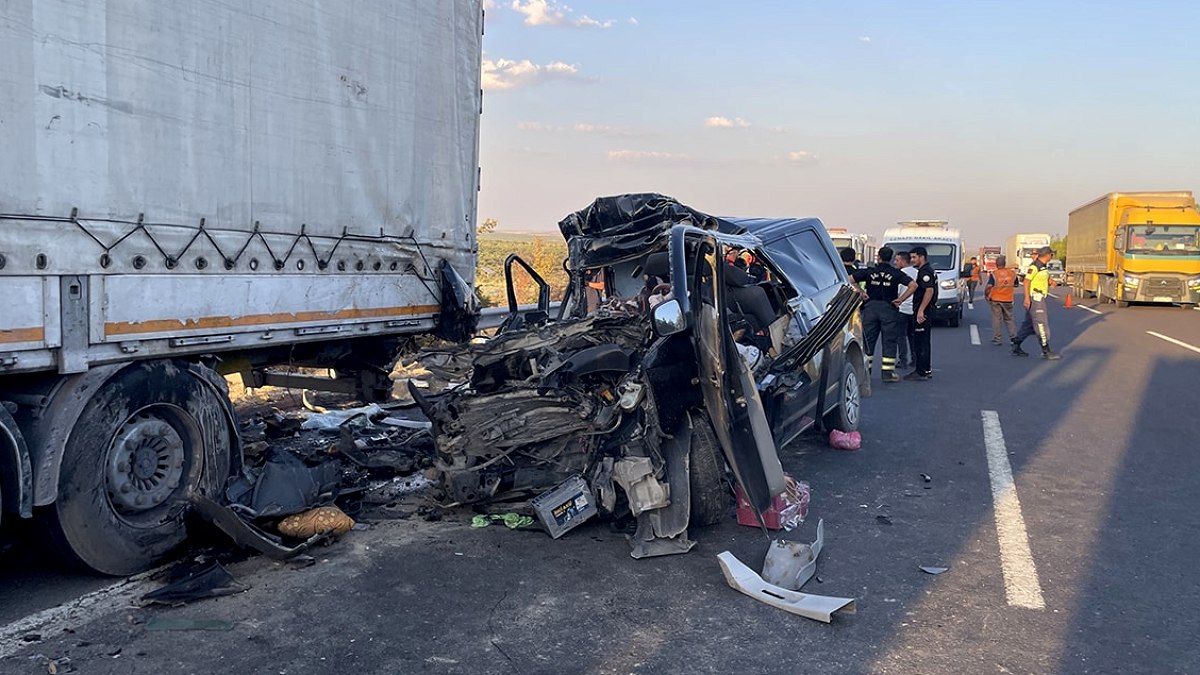 Şanlıurfa'da Feci Kaza: Minibüs Tıra Arkadan Çarptı, 2 Can Kaybı