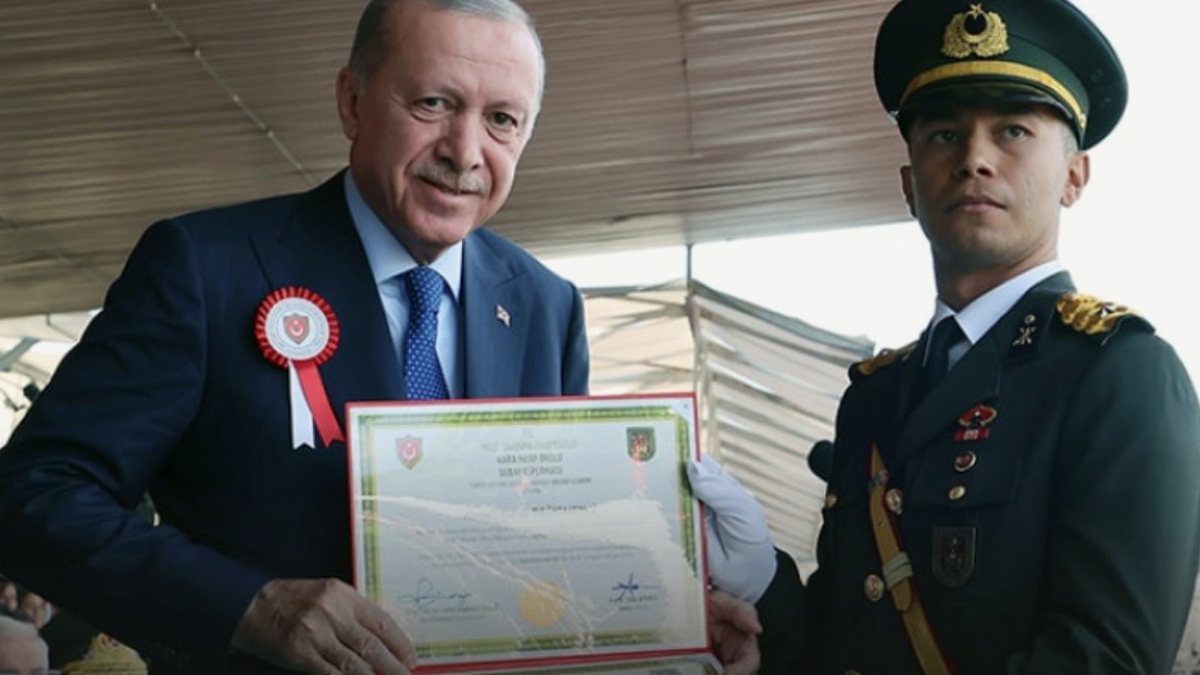 Erdoğan'dan İmam Hatiplilere Övgü: Harp Okulu Birincisi Örnek Gösterildi
