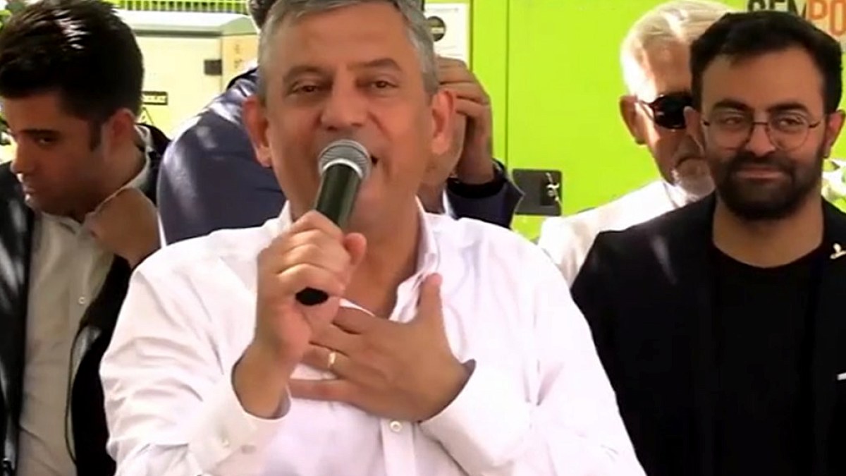 Özgür Özel'den Esprili Çıkış: 'Üç Kişi İyi Parti'ye, Gerisi Yeni Parti'ye Üye Olsun'