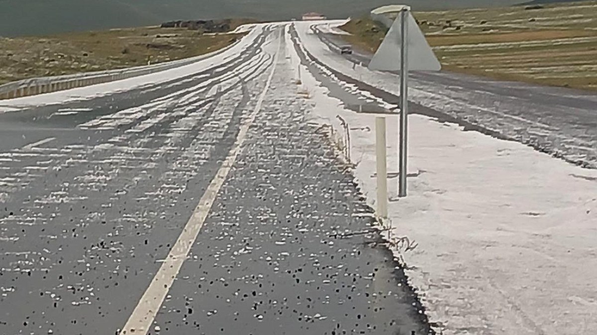 Ardahan'da Beyaz Örtü: Çıldır Yolu Doluyla Kaplandı