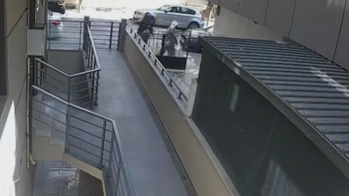 Avcılar'da Kadın Kılığında Yarım Milyon Liralık Altın ve Döviz Soygunu