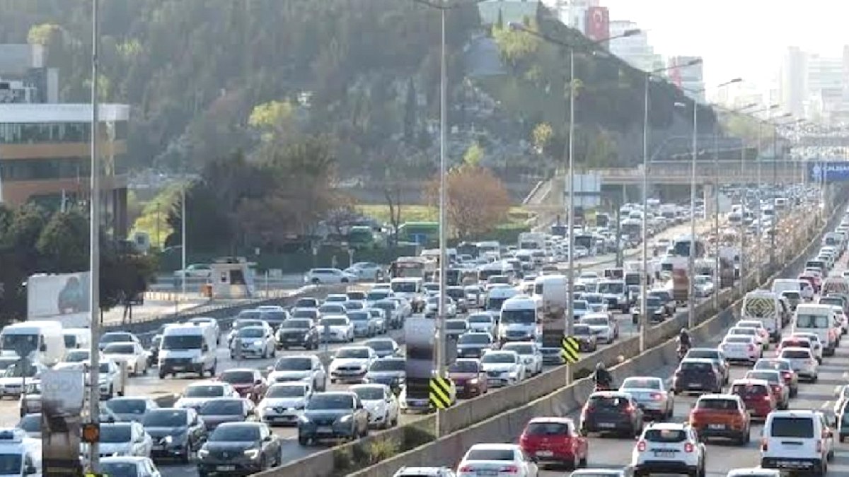 İstanbul'da Okulların Açılması Trafiği Felç Etti