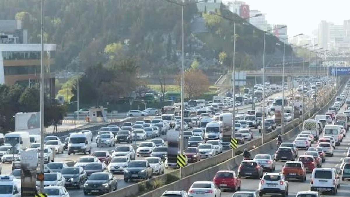 İstanbul'da Okulların Açılması Trafiği Felç Etti