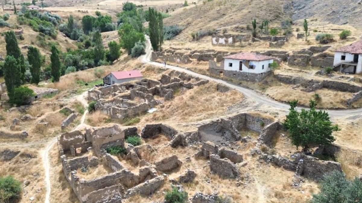 Sivas'ın Hayalet Köyü: Tek Bir Aileden Başka Kimse Kalmadı, Maceraseverlerin Yeni Rotası Oldu