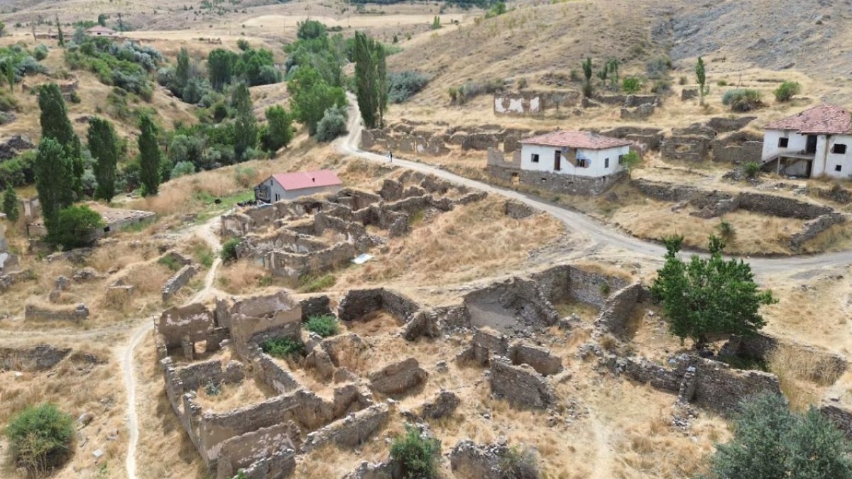 Sivas'ta Terk Edilmiş Köyün Sakini: Gizemli Hayat Hikayesi