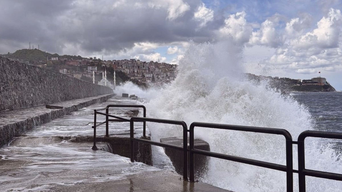 Zonguldak'ta Dalgalı Deniz ve Olumsuz Hava Şartları Nedeniyle Yüzme Yasaklandı