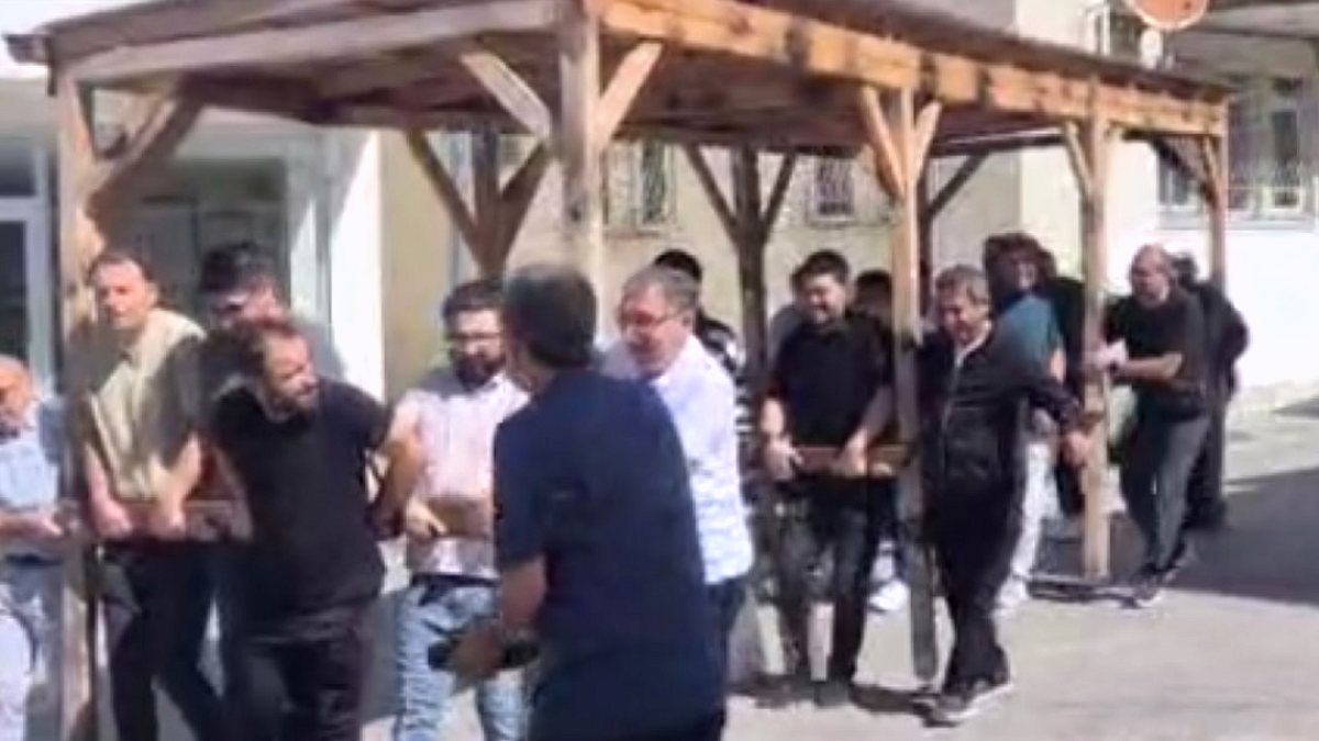 Öğretmenlerden Duyarlılık: Yıkılacak Okulun Kamelyası Yeni Yerine Taşındı