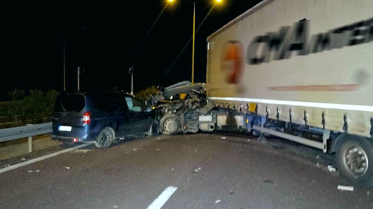 Bursa'da Akıl Almaz Kaza: İki TIR Bir Otomobili Ezdi, Facia Yerine Döndü