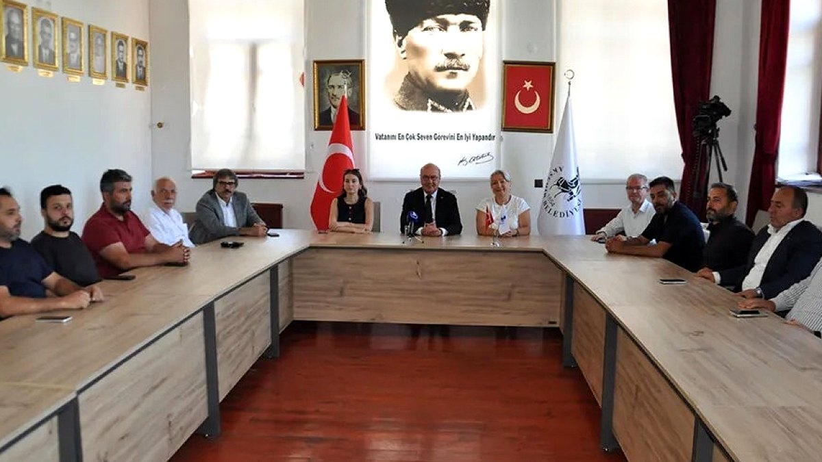 Akşehir'de Siyasi Sürpriz: Belediye Başkanı ve 14 Meclis Üyesi CHP'den İstifa Etti