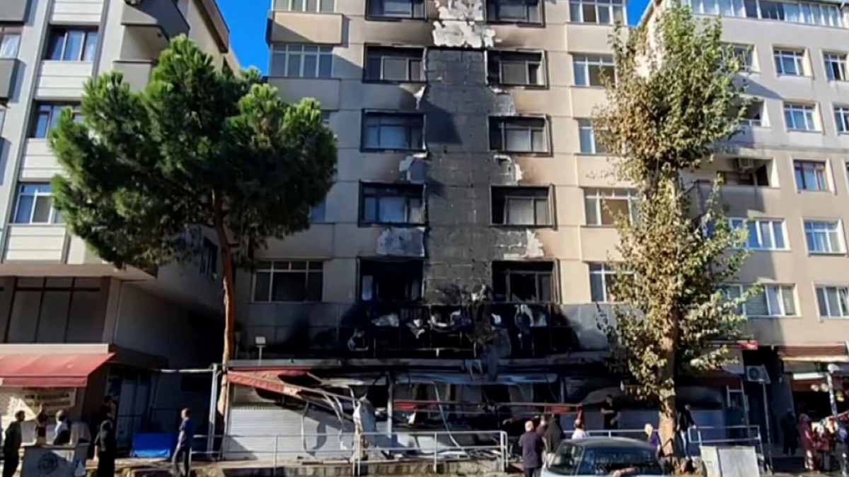 Kartal'da Bir Market Küle Döndü: Yangın Anbean Kameraya Yansıdı