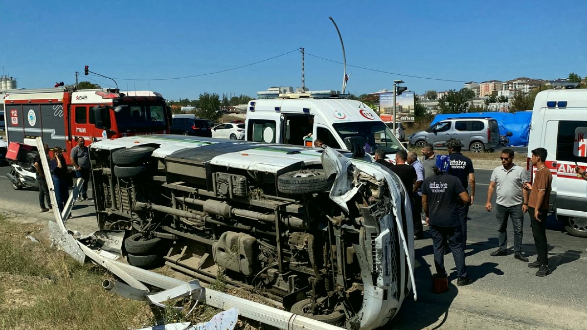 Tekirdağ'da Minibüs Elektrik Direğine Çarptı: 3 Çocuk Yaralı