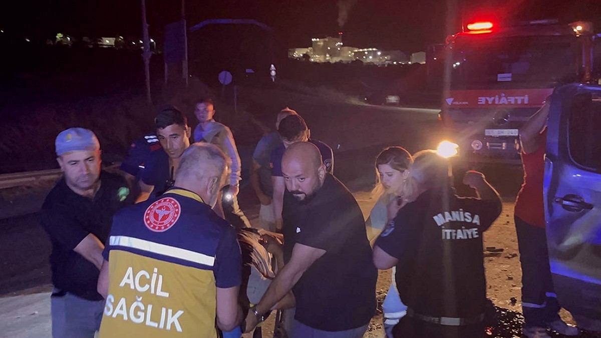 Manisa'da Trafik Faciası: TIR'a Arkadan Çarpan Kamyonet Hurdaya Döndü